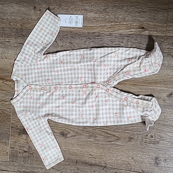 CARTERS BRAND GIRLS SNAP ONE PIECE WITH FEET SIZE 6 MONTHS - Picture 2 of 7